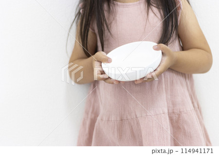 空っぽの皿を持つ女の子（顔無し、3歳、日本人） 114941171