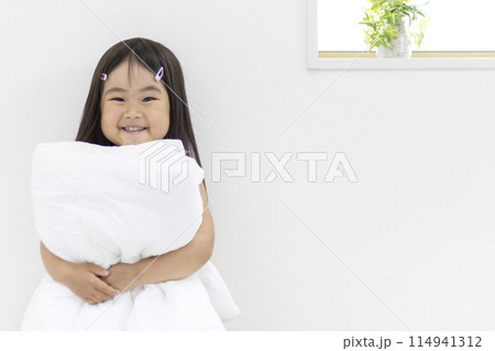 布団を持つ笑顔の女の子(3歳、日本人) 布団を持つ笑顔の女の子(3歳、日本人) 114941312