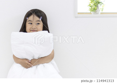 布団を持つ笑顔の女の子(3歳、日本人) 布団を持つ笑顔の女の子(3歳、日本人) 114941313
