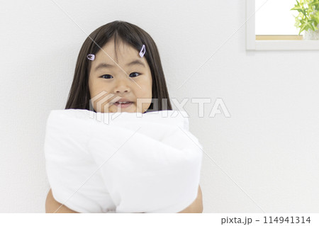 布団を持つ笑顔の女の子（3歳、日本人） 114941314