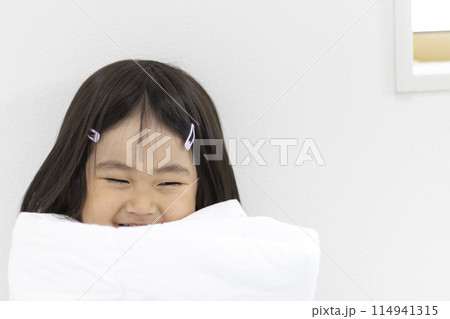 布団を持つ笑顔の女の子（3歳、日本人） 114941315