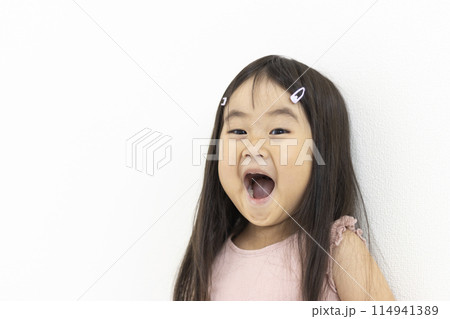 ビックリしている女の子(3歳、日本人) ビックリしている女の子(3歳、日本人) 114941389