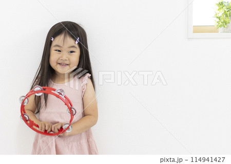 タンバリンで遊ぶ笑顔の女の子（3歳、日本人） 114941427