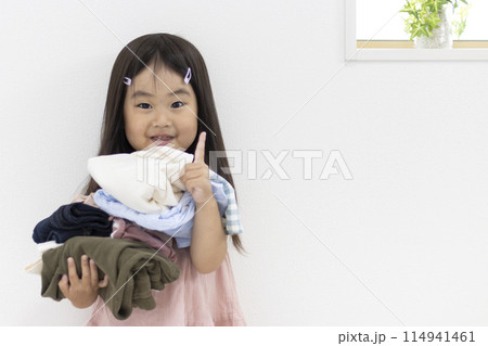 洗濯物を持ちピースする笑顔の女の子（3歳、日本人） 114941461