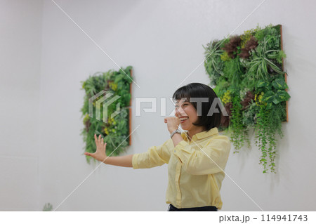 笑顔でダンスの練習をする若い女性_2 笑顔でダンスの練習をする若い女性_2 114941743