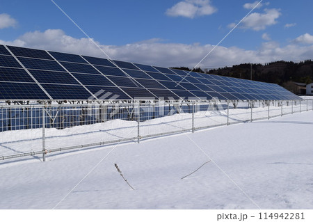 雪国のソーラーパネル 114942281