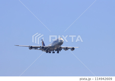 着陸進入する旅客機　747ジャンボジェット 114942609
