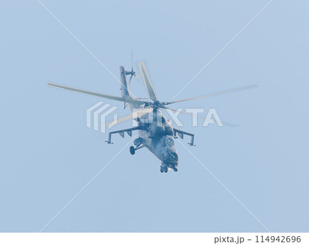 迫るMi-24ハインド攻撃ヘリコプター 迫るMi-24ハインド攻撃ヘリコプター 114942696