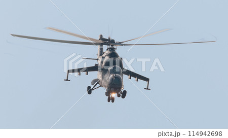 Mi-24ハインド攻撃ヘリコプター正面 114942698