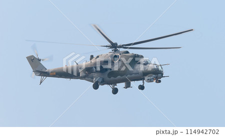 Mi-24ハインド攻撃ヘリコプター側面 114942702