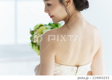 ブーケを持つ花嫁の背中 114943253