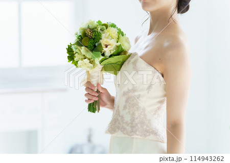 ブーケを持つ花嫁 ブーケを持つ花嫁 114943262