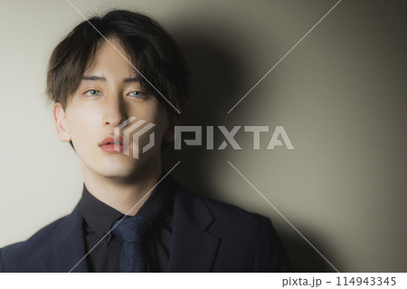 黒いスーツの男性 黒いスーツの男性 114943345