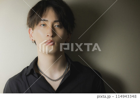 黒いスーツの男性 114943348