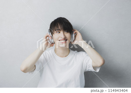 音楽を聴く若い男性　 114943404
