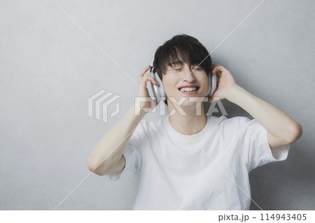 音楽を聴く若い男性 音楽を聴く若い男性 114943405