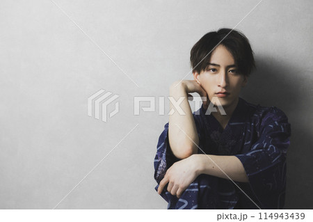 浴衣の若い男性　　　 114943439