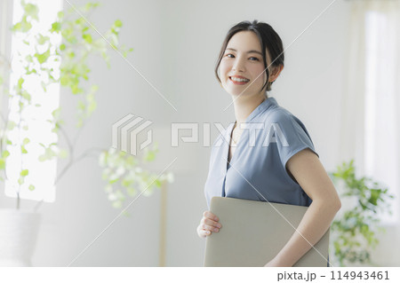 ノートパソコンを持つ女性　 114943461