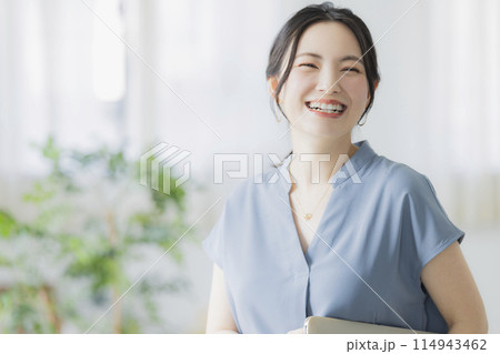 ノートパソコンを持つ女性　 114943462