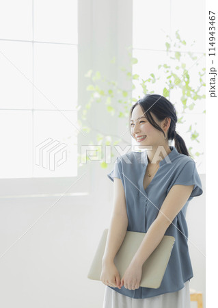ノートパソコンを持つ女性　 114943467