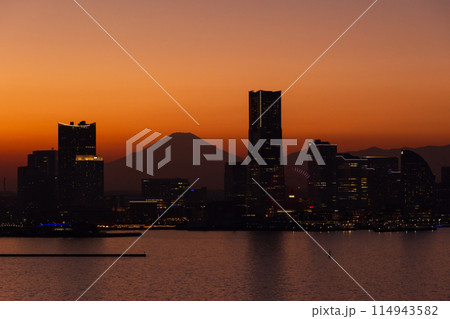 横浜都市風景　横浜みなとみらいの夕暮れ 114943582