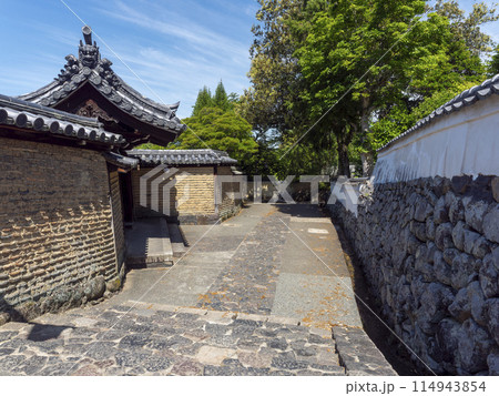 春の東大寺二月堂の裏参道 春の東大寺二月堂の裏参道 114943854