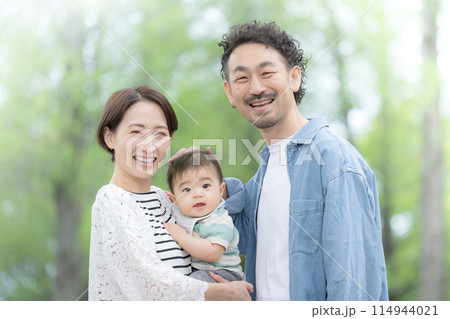 新緑の中で散歩するミドル夫婦 カメラ目線 新緑の中で散歩するミドル夫婦 カメラ目線 114944021