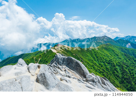 夏の燕岳登山(燕岳山頂から燕山荘・大天井岳方面の眺め) 夏の燕岳登山(燕岳山頂から燕山荘・大天井岳方面の眺め) 114944050