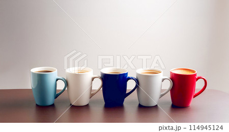 5つのコーヒー入りマグカップを並べた画像 114945124