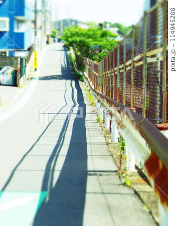 錆びたフェンス沿いの風景 114945208