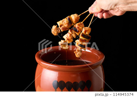 焼き鳥（ねぎま）をタレに漬ける 114945374