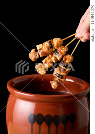 焼き鳥（ねぎま）をタレに漬ける 114945376