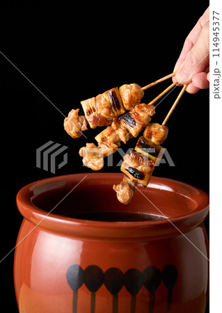 焼き鳥（ねぎま）をタレに漬ける 114945377
