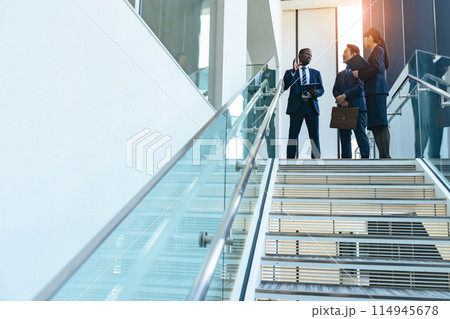 ロビーで会話する多国籍ビジネスパーソンのグループ 114945678