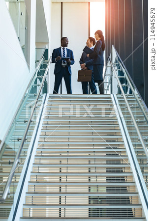 ロビーで会話する多国籍ビジネスパーソンのグループ ロビーで会話する多国籍ビジネスパーソンのグループ 114945679