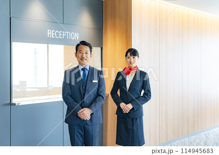 受付に立つ従業員 114945683