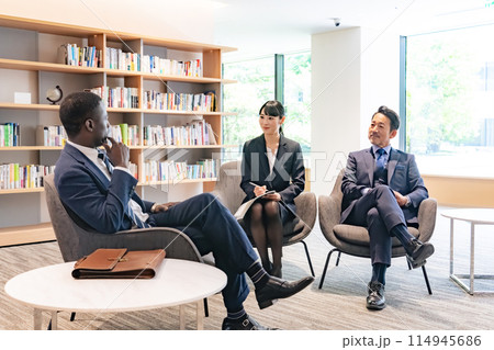 ラウンジで会話する多国籍ビジネスパーソンのグループ 114945686