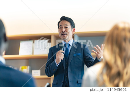 ロビーでスピーチするミドル男性 114945691