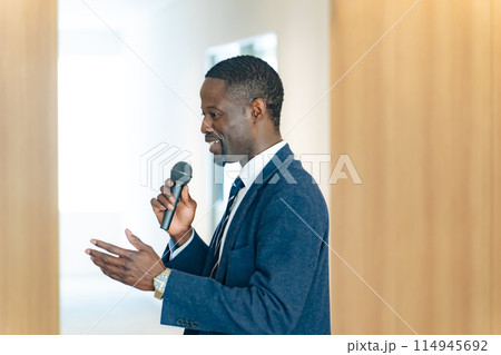 ロビーでスピーチする外国人男性 114945692