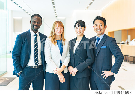 オフィスに並ぶ多国籍ビジネスパーソンのグループ 114945698