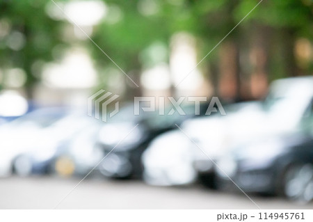 駐車場に並ぶ車と木々のぼかし背景 駐車場に並ぶ車と木々のぼかし背景 114945761