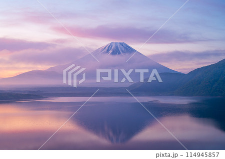 夜明けの本栖湖の逆さ富士 夜明けの本栖湖の逆さ富士 114945857