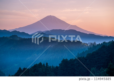 朝日に染まる富士山と朝靄の山並み 114945885