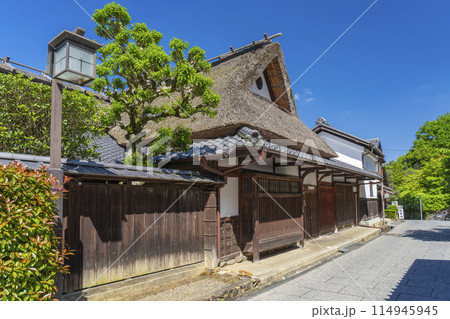 嵯峨鳥居本　風光明媚な茅葺き屋根の街並み 114945945