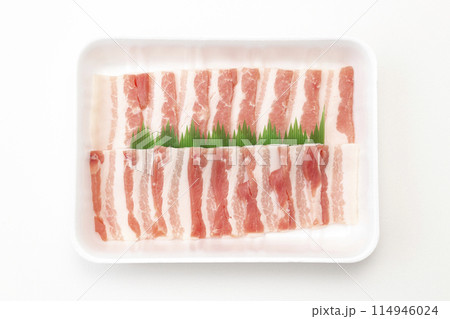 白背景に焼き肉用の豚バラ肉 114946024