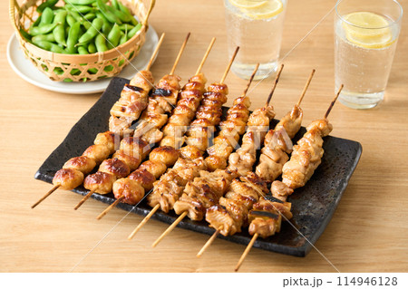 大皿に盛り付けた焼き鳥 大皿に盛り付けた焼き鳥 114946128
