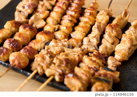大皿に盛り付けた焼き鳥 大皿に盛り付けた焼き鳥 114946130
