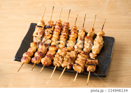 大皿に盛り付けた焼き鳥 114946134