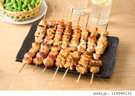 大皿に盛り付けた焼き鳥 大皿に盛り付けた焼き鳥 114946135