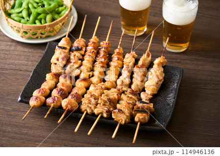 大皿に盛り付けた焼き鳥 大皿に盛り付けた焼き鳥 114946136